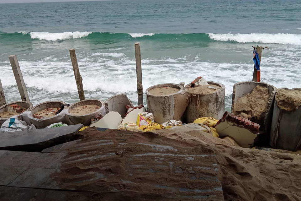 Người dân tự xây dựng nhiều đoạn đê kè để bảo vệ tài sản song đã không ngăn được triều cường. (Ảnh: Đoàn Hữu Trung/TTXVN)