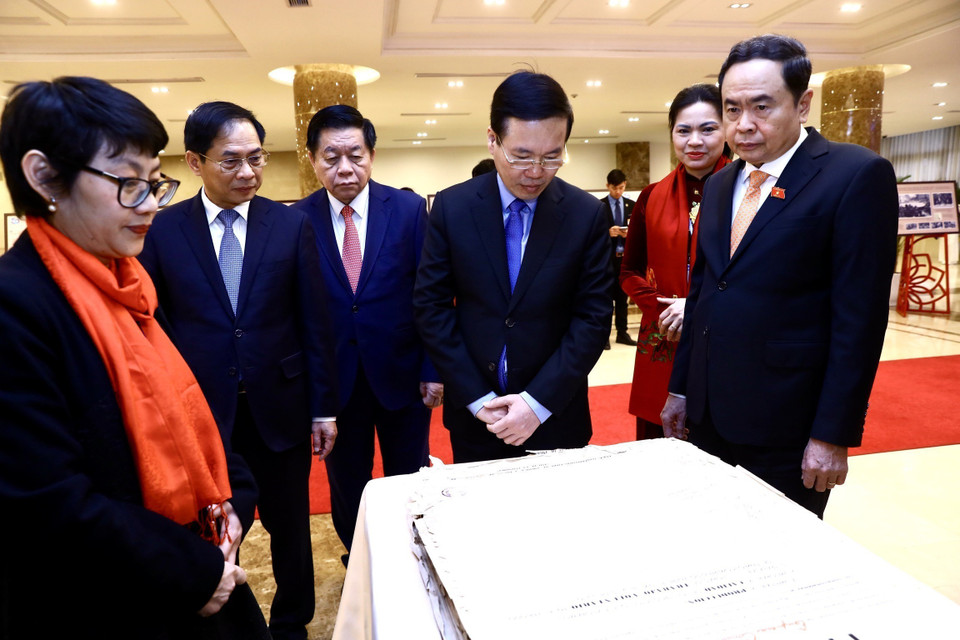 Thường trực Ban Bí thư Võ Văn Thưởng và Phó Chủ tịch Thường trực Quốc hội Trần Thanh Mẫn cùng các đại biểu tham quan trưng bày tư liệu và hình ảnh lịch sử tại lễ kỷ niệm. (Ảnh: Lâm Khánh/TTXVN)