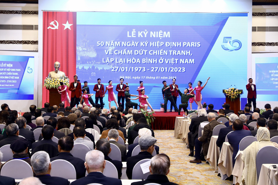 Chương trình văn nghệ chào mừng buổi lễ. (Ảnh: Lâm Khánh/TTXVN)