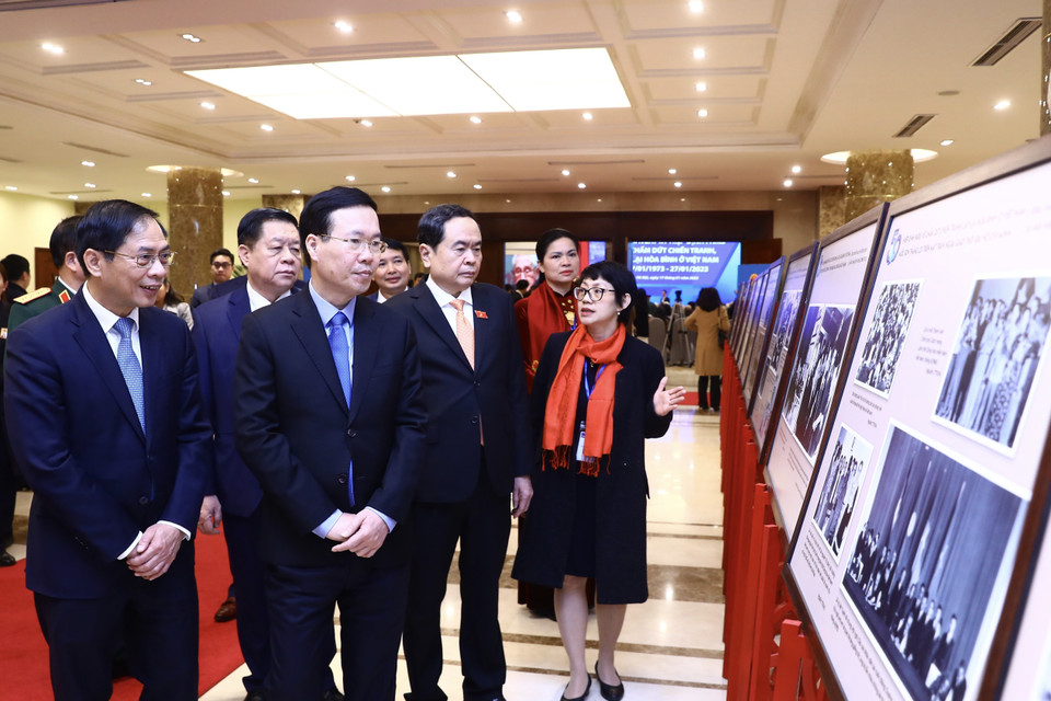 Thường trực Ban Bí thư Võ Văn Thưởng và Phó Chủ tịch Thường trực Quốc hội Trần Thanh Mẫn cùng các đại biểu tham quan trưng bày tư liệu và hình ảnh lịch sử tại lễ kỷ niệm. (Ảnh: Lâm Khánh/TTXVN)