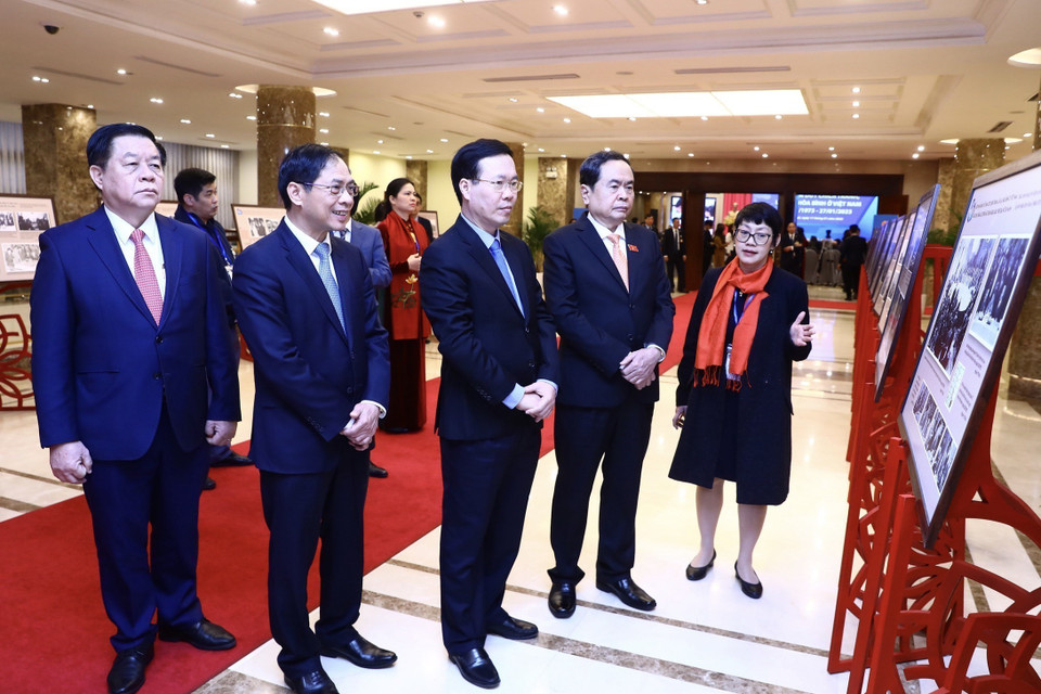 Thường trực Ban Bí thư Võ Văn Thưởng và Phó Chủ tịch Thường trực Quốc hội Trần Thanh Mẫn cùng các đại biểu tham quan trưng bày tư liệu và hình ảnh lịch sử tại lễ kỷ niệm. (Ảnh: Lâm Khánh/TTXVN)