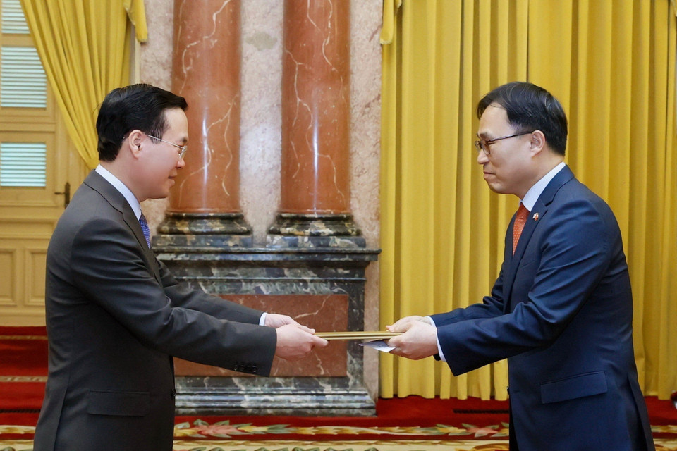 Đại sứ Hàn Quốc Choi Young Sam (bên phải) trình Quốc thư lên Chủ tịch nước Võ Văn Thưởng. (Ảnh: Thống Nhất/TTXVN)