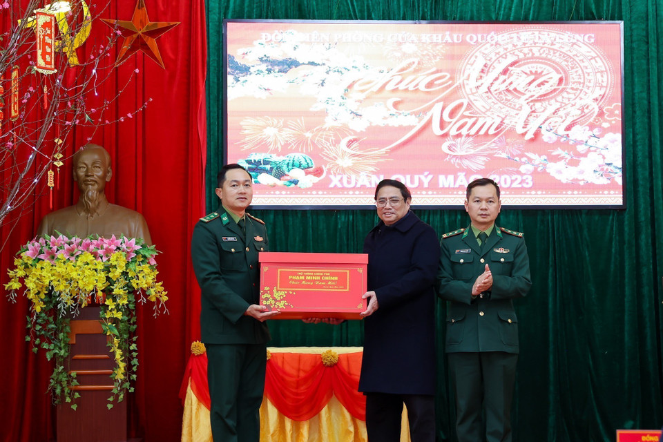 Thủ tướng Phạm Minh Chính tặng quà Tết cho cán bộ, chiến sỹ Đồn Biên phòng Tà Lùng. (Ảnh: Dương Giang/TTXVN)