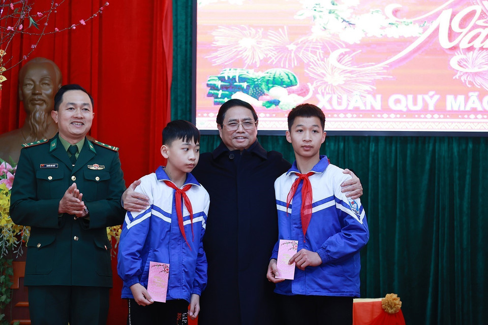 Thủ tướng Phạm Minh Chính tặng quà cho các cháu là con nuôi của Đồn Biên phòng Tà Lùng. (Ảnh: Dương Giang/TTXVN)