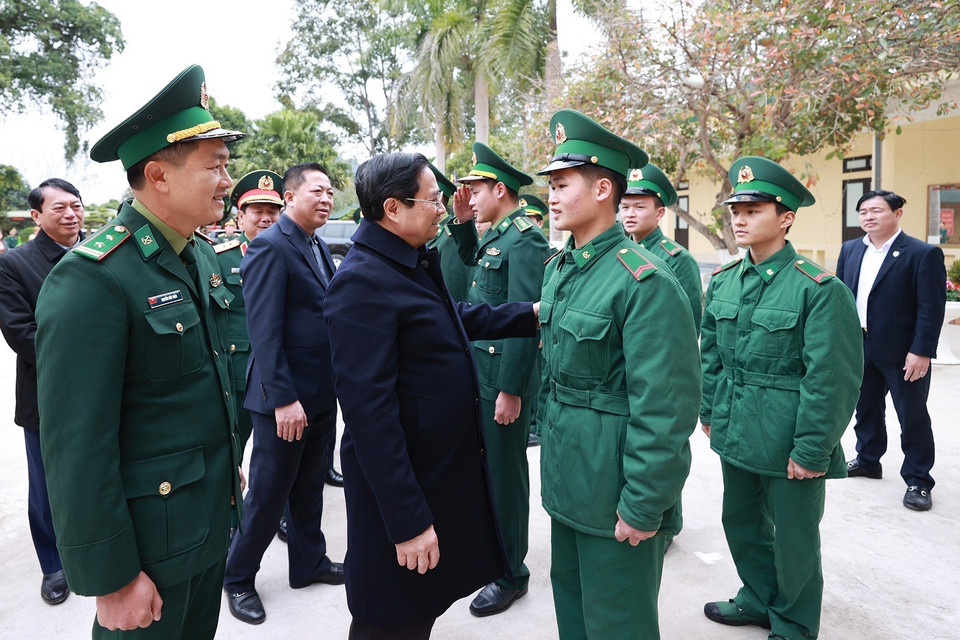 Thủ tướng Phạm Minh Chính thăm cán bộ, chiến sỹ Đồn Biên phòng Tà Lùng. (Ảnh: Dương Giang/TTXVN)