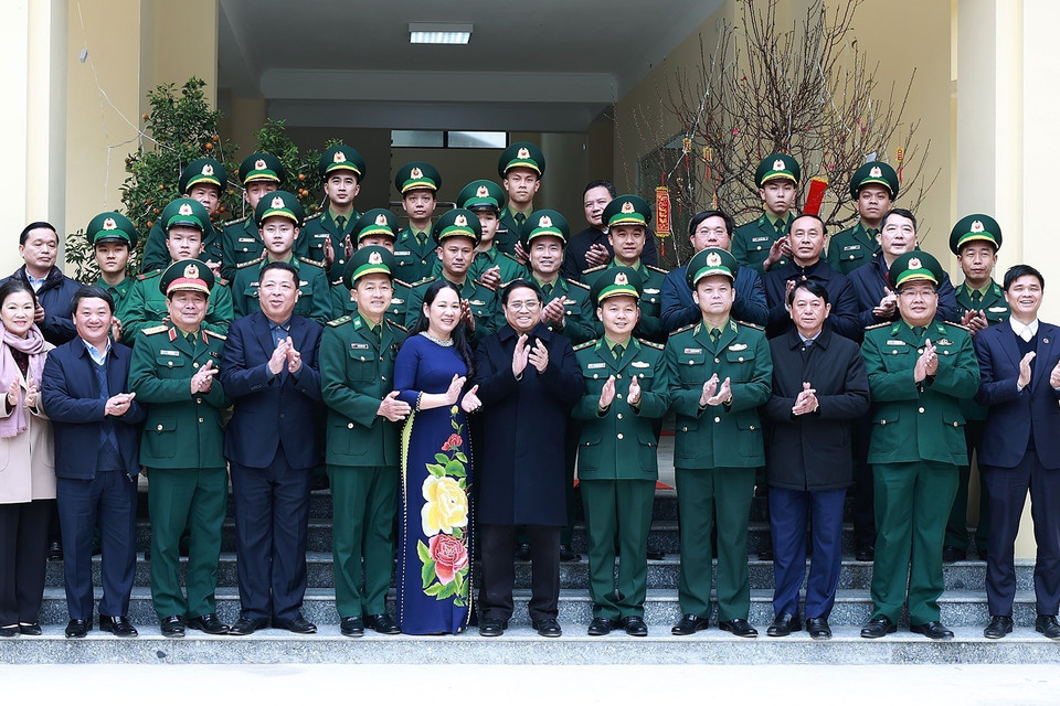 Thủ tướng Phạm Minh Chính với cán bộ, chiến sỹ Đồn Biên phòng Tà Lùng. (Ảnh: Dương Giang/TTXVN)