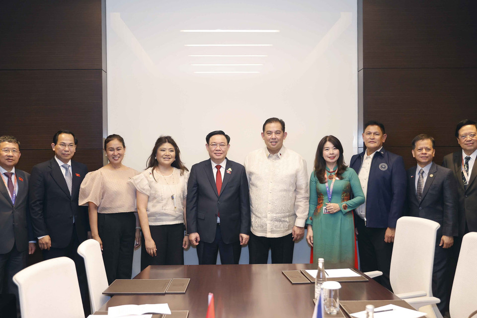 Chủ tịch Quốc hội Vương Đình Huệ và Chủ tịch Hạ viện Philippines Martin Romualdez cùng các đại biểu chụp ảnh lưu niệm. (Ảnh: Doãn Tấn/TTXVN)