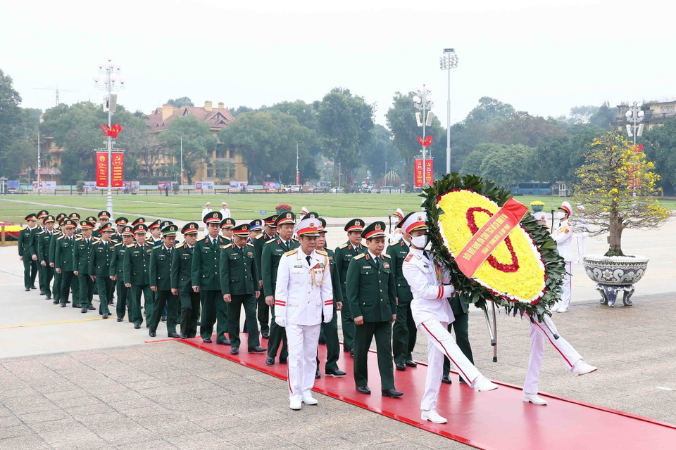 Đoàn đại biểu Quân ủy Trung ương-Bộ Quốc phòng đến đặt vòng hoa và vào Lăng viếng Chủ tịch Hồ Chí Minh. (Ảnh: Phạm Kiên/TTXVN)
