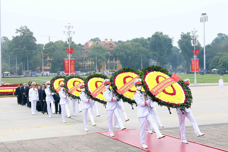 Các lãnh đạo, nguyên lãnh đạo Đảng, Nhà nước và Mặt trận Tổ quốc Việt Nam vào Lăng viếng Chủ tịch Hồ Chí Minh. (Ảnh: Phạm Kiên/TTXVN)
