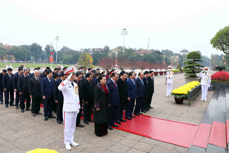 Các lãnh đạo, nguyên lãnh đạo Đảng, Nhà nước và Mặt trận Tổ quốc Việt Nam vào Lăng viếng Chủ tịch Hồ Chí Minh. (Ảnh: Phạm Kiên/TTXVN)