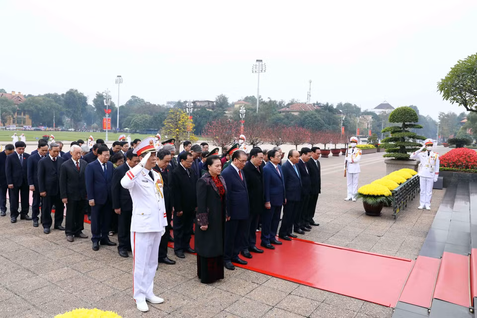 Các lãnh đạo, nguyên lãnh đạo Đảng, Nhà nước và Mặt trận Tổ quốc Việt Nam vào Lăng viếng Chủ tịch Hồ Chí Minh. (Ảnh: Phạm Kiên/TTXVN)