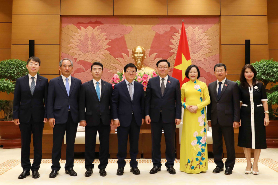 Chủ tịch Quốc hội Vương Đình Huệ và nguyên Chủ tịch Quốc hội Hàn Quốc Park Byeong-Seug với các đại biểu. (Ảnh: An Đăng/TTXVN)