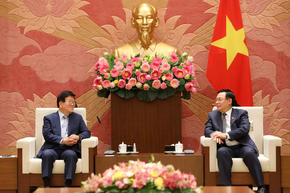 Chủ tịch Quốc hội Vương Đình Huệ tiếp nguyên Chủ tịch Quốc hội Hàn Quốc Park Byeong-Seug. (Ảnh: An Đăng/TTXVN)