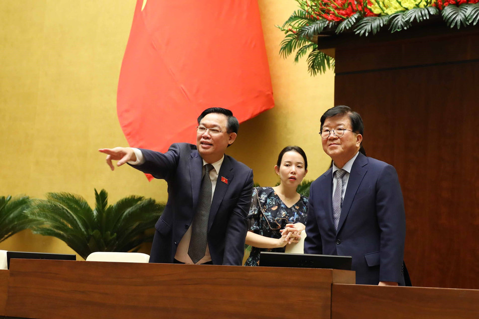 Chủ tịch Quốc hội Vương Đình Huệ giới thiệu với nguyên Chủ tịch Quốc hội Hàn Quốc Park Byeong-Seug về hội trường Diên Hồng của Nhà Quốc hội. (Ảnh: An Đăng/TTXVN)