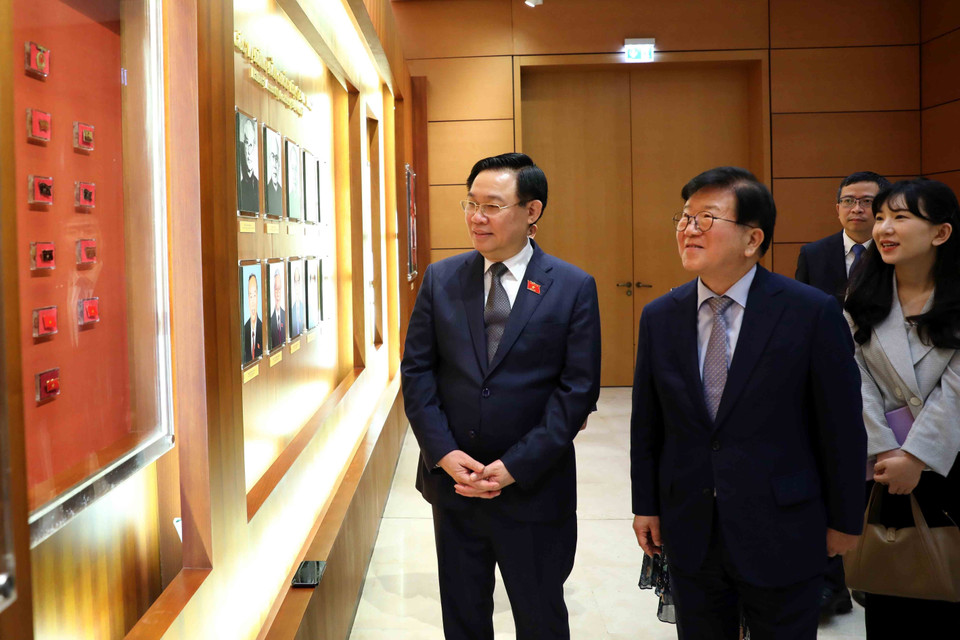 Chủ tịch Quốc hội Vương Đình Huệ và nguyên Chủ tịch Quốc hội Hàn Quốc Park Byeong-Seug thăm phòng truyền thống của Quốc hội Việt Nam. (Ảnh: An Đăng/TTXVN)