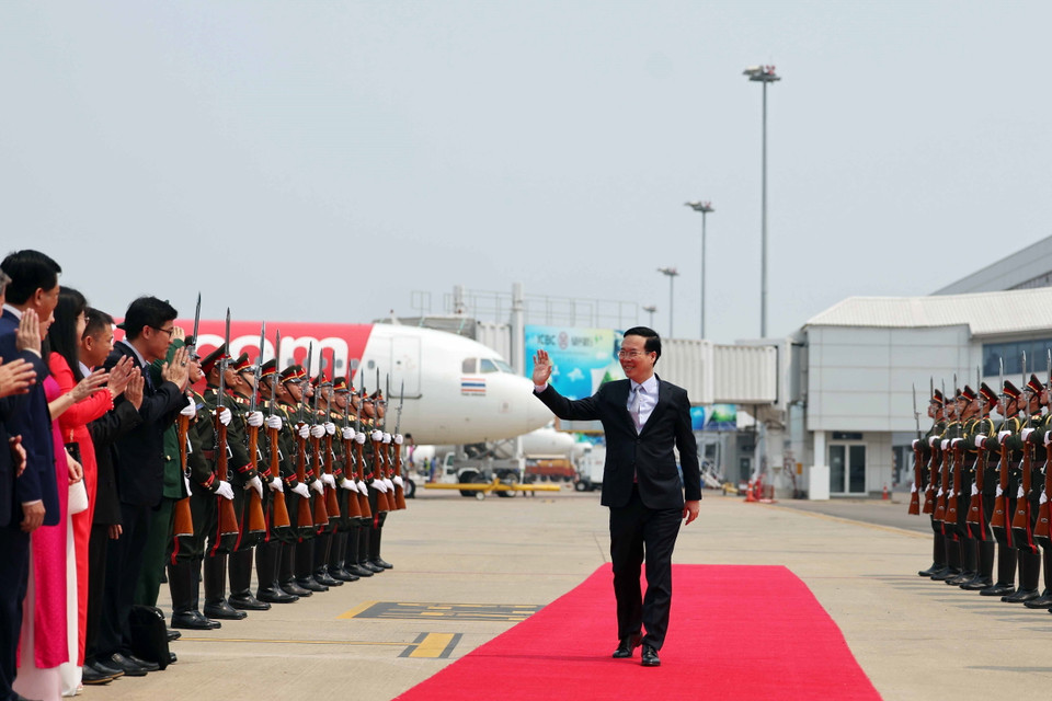 Cán bộ, nhân viên Đại sứ quán và đại diện cộng đồng người Việt Nam tại Lào cùng các quan chức Lào ra tiễn Chủ tịch nước Võ Văn Thưởng tại Sân bay quốc tế Wattay ở thủ đô Vientiane. (Ảnh: Thống Nhất/TTXVN)