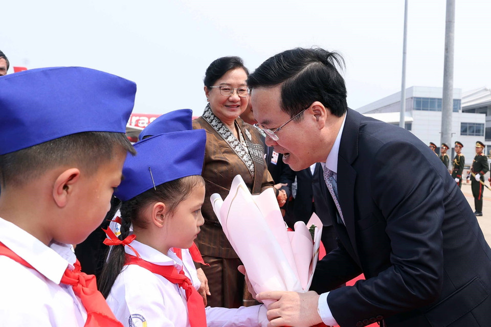 Thiếu nhi Lào ra tiễn Chủ tịch nước Võ Văn Thưởng tại Sân bay quốc tế Wattay ở thủ đô Vientiane. (Ảnh: Thống Nhất/TTXVN)