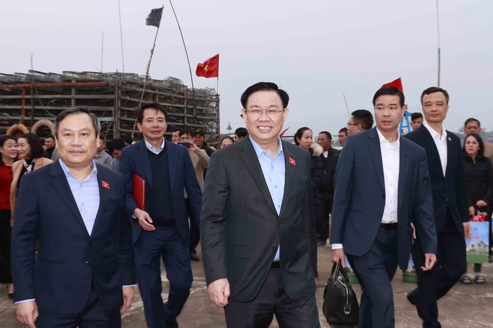 Chủ tịch Quốc hội Vương Đình Huệ đến thăm, chúc Tết ngư dân tại Khu neo đậu tàu thuyền Cửa Phú, Quảng Bình. (Ảnh: Doãn Tấn/TTXVN)