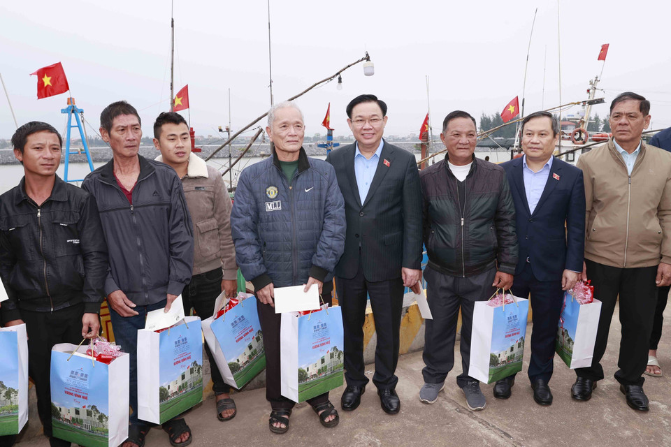 Chủ tịch Quốc hội Vương Đình Huệ tặng quà cho ngư dân tại Khu neo đậu tàu thuyền Cửa Phú. (Ảnh: Doãn Tấn/TTXVN)