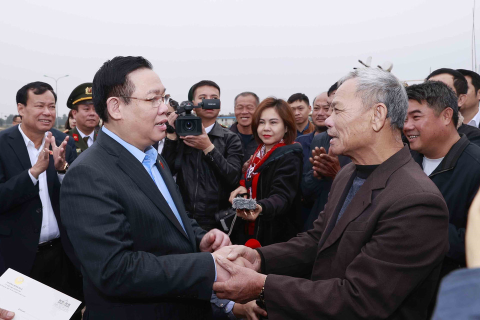 Chủ tịch Quốc hội Vương Đình Huệ chúc Tết ngư dân tại Khu neo đậu tàu thuyền Cửa Phú, Quảng Bình. (Ảnh: Doãn Tấn/TTXVN)