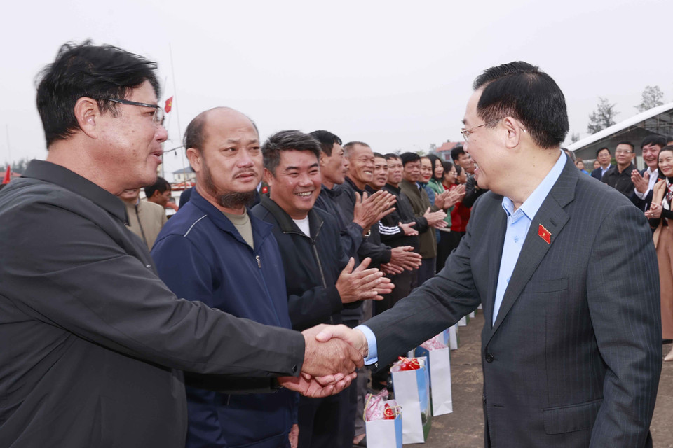 Chủ tịch Quốc hội Vương Đình Huệ và ngư dân tại Khu neo đậu tàu thuyền Cửa Phú, xã Bảo Ninh, thành phố Đồng Hới, tỉnh Quảng Bình. (Ảnh: Doãn Tấn/TTXVN)