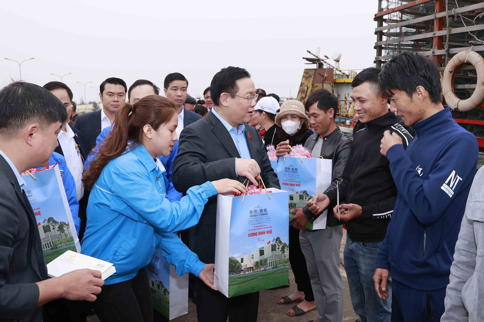 Chủ tịch Quốc hội Vương Đình Huệ tặng quà cho ngư dân. (Ảnh: Doãn Tấn/TTXVN)