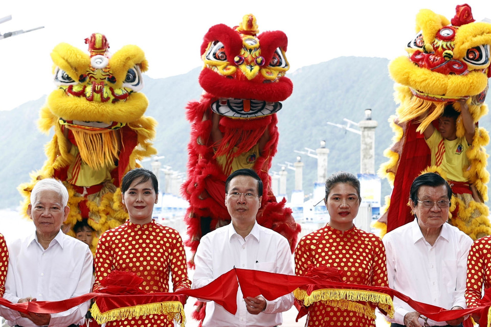 Chủ tịch nước Võ Văn Thưởng và các lãnh đạo, nguyên lãnh đạo Đảng, Nhà nước cắt băng khánh thành Cảng tàu khách Côn Đảo. (Ảnh: Thống Nhất/TTXVN)