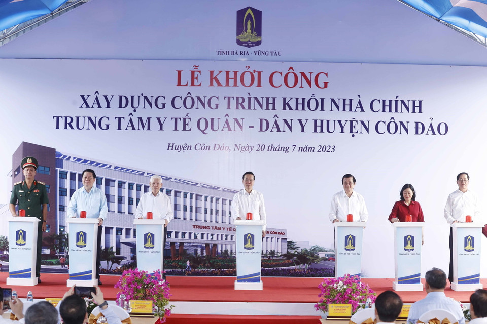Chủ tịch nước Võ Văn Thưởng và các đại biểu thực hiện nghi thức khởi công xây dựng Khối nhà chính Trung tâm Y tế Quân-Dân y huyện Côn Đảo. (Ảnh: Thống Nhất/TTXVN)