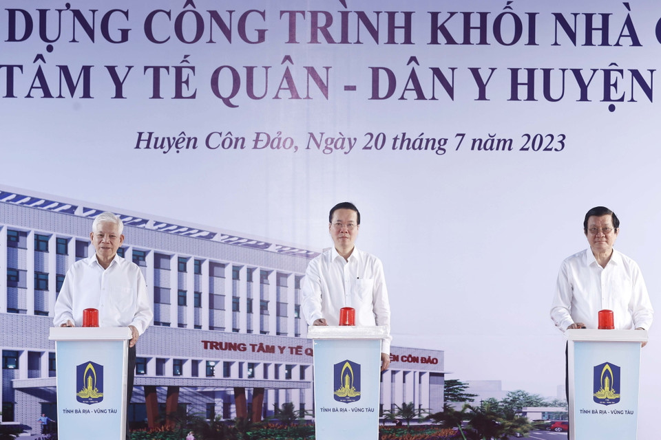 Chủ tịch nước Võ Văn Thưởng và các đại biểu thực hiện nghi thức khởi công xây dựng Khối nhà chính Trung tâm Y tế Quân-Dân y huyện Côn Đảo. (Ảnh: Thống Nhất/TTXVN)