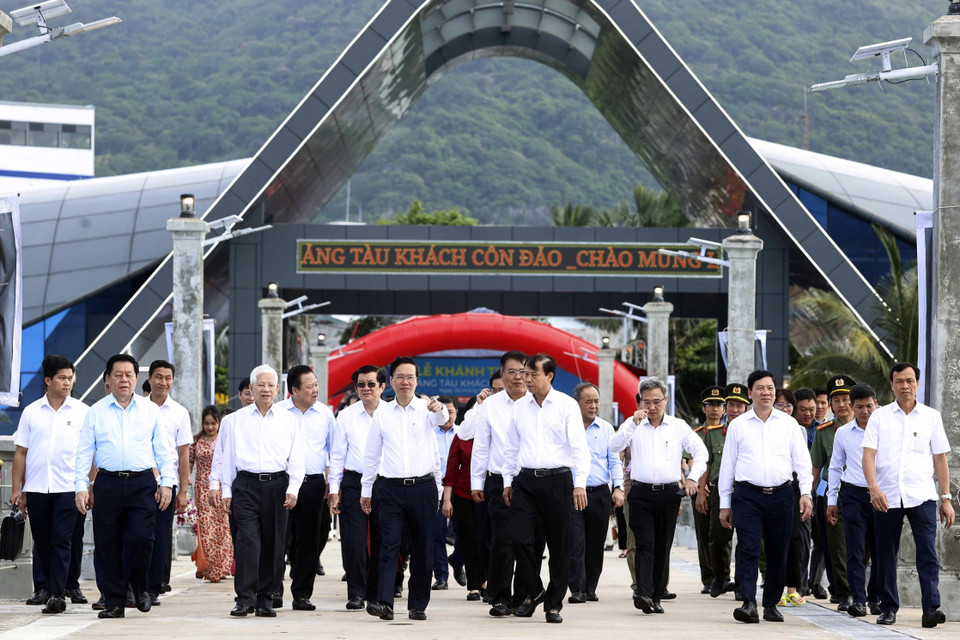 Chủ tịch nước Võ Văn Thưởng và các lãnh đạo, nguyên lãnh đạo Đảng, Nhà nước tại Lễ Khánh thành Cảng tàu khách Côn Đảo. (Ảnh: Thống Nhất/TTXVN)