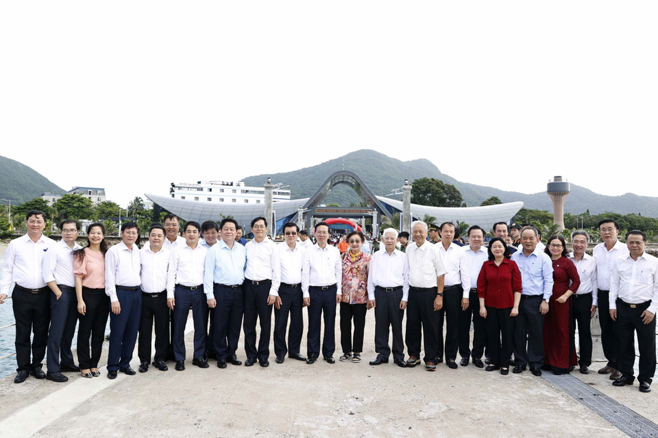 Chủ tịch nước Võ Văn Thưởng và các lãnh đạo, nguyên lãnh đạo Đảng, Nhà nước tại Lễ Khánh thành Cảng tàu khách Côn Đảo. (Ảnh: Thống Nhất/TTXVN)