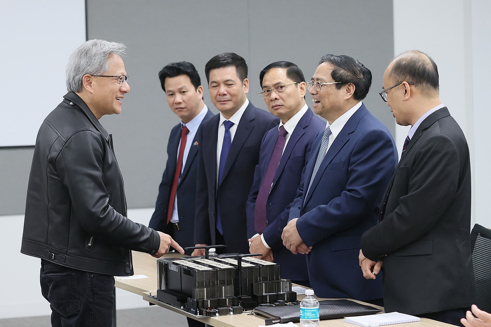 Chủ tịch và đồng sáng lập của NVIDIA Jensen Huang giới thiệu với Thủ tướng Phạm Minh Chính sản phẩm của NVIDIA. (Ảnh: Dương Giang/TTXVN)