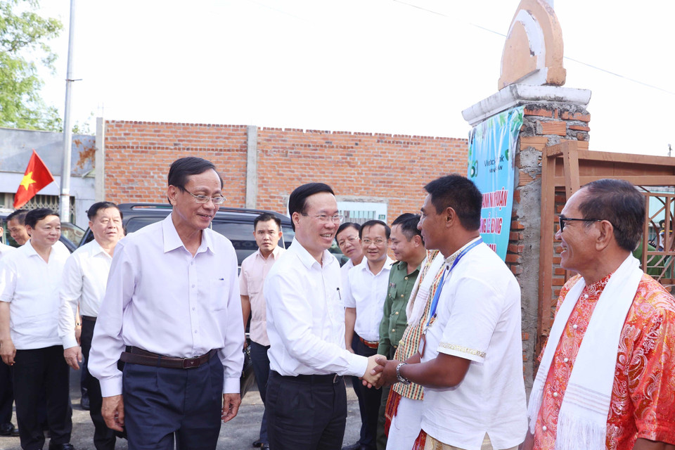 Chủ tịch nước Võ Văn Thưởng thăm Làng nghề gốm Bàu Trúc.(Ảnh: Thống Nhất/TTXVN)