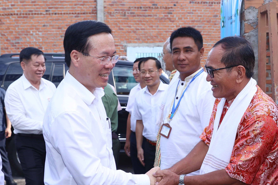 Chiều 15/6, tại thị trấn Phước Dân, huyện Ninh Phước, tỉnh Ninh Thuận, Chủ tịch nước Võ Văn Thưởng thăm Làng nghề gốm Bàu Trúc. (Ảnh: Thống Nhất/TTXVN)