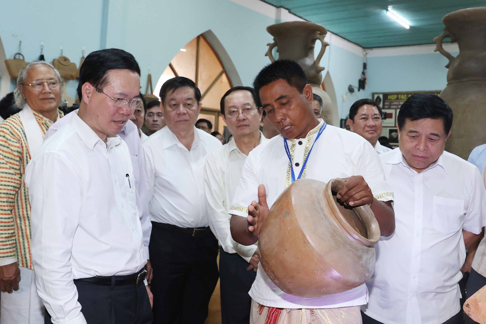 Chủ tịch nước Võ Văn Thưởng nghe giới thiệu về sản phẩm gốm Bàu Trúc. (Ảnh: Thống Nhất/TTXVN)