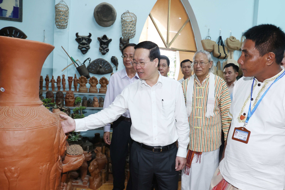 Chủ tịch nước Võ Văn Thưởng thăm Làng nghề gốm Bàu Trúc. (Ảnh: Thống Nhất/TTXVN)
