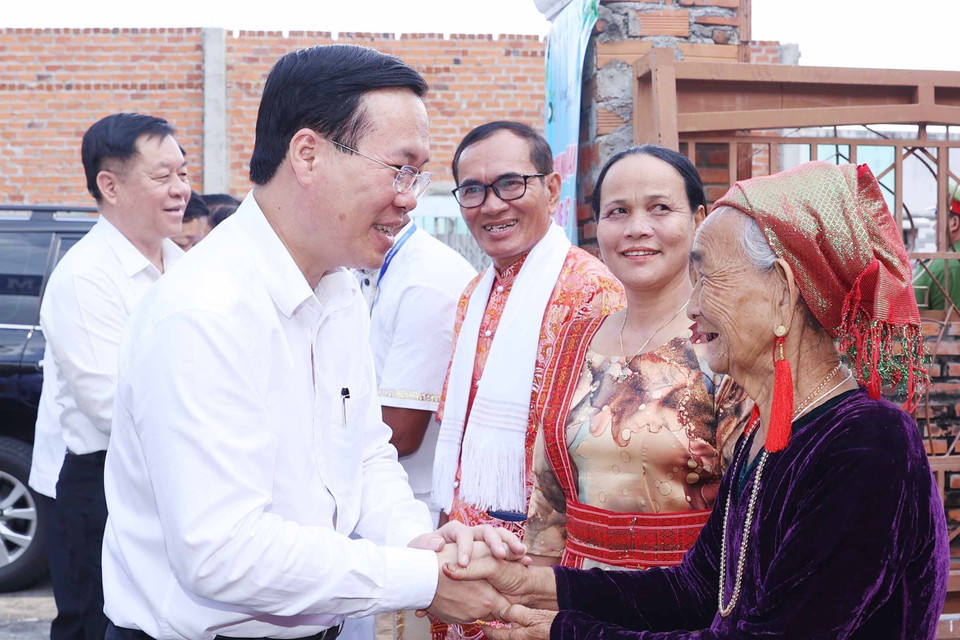 Chủ tịch nước Võ Văn Thưởng với người dân Làng nghề gốm Bàu Trúc. (Ảnh: Thống Nhất/TTXVN)