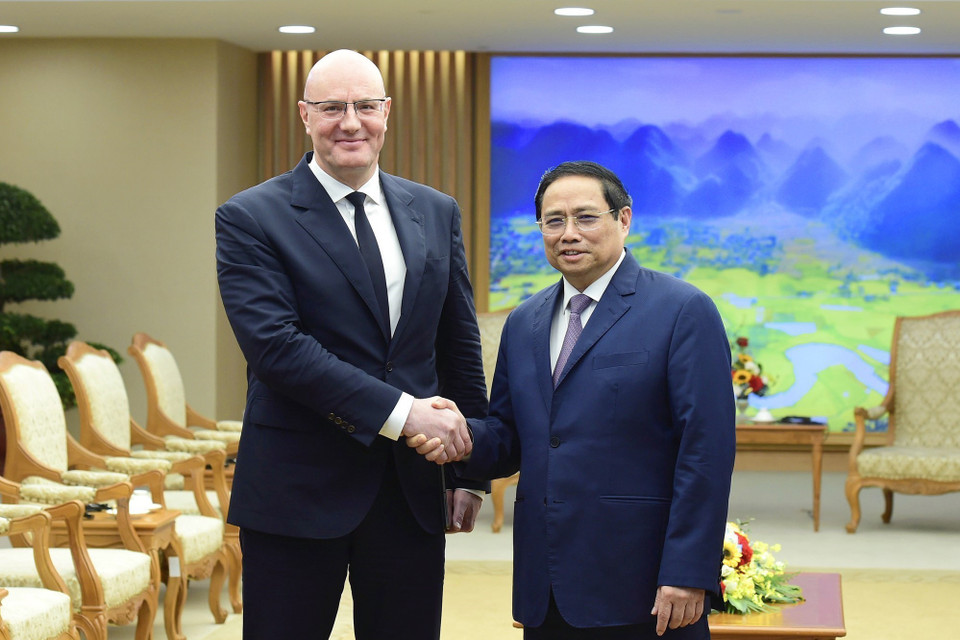 Thủ tướng Phạm Minh Chính và Phó Thủ tướng Nga Dmitry Chernyshenko. (Ảnh: Dương Giang/TTXVN)