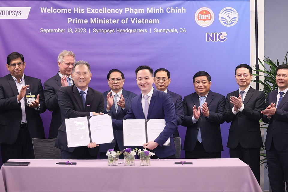 Thủ tướng Phạm Minh Chính chứng kiến ký kết hợp tác giữa Bộ Thông tin và Truyền thông với Công ty Synopsys. (Ảnh: Dương Giang/TTXVN)