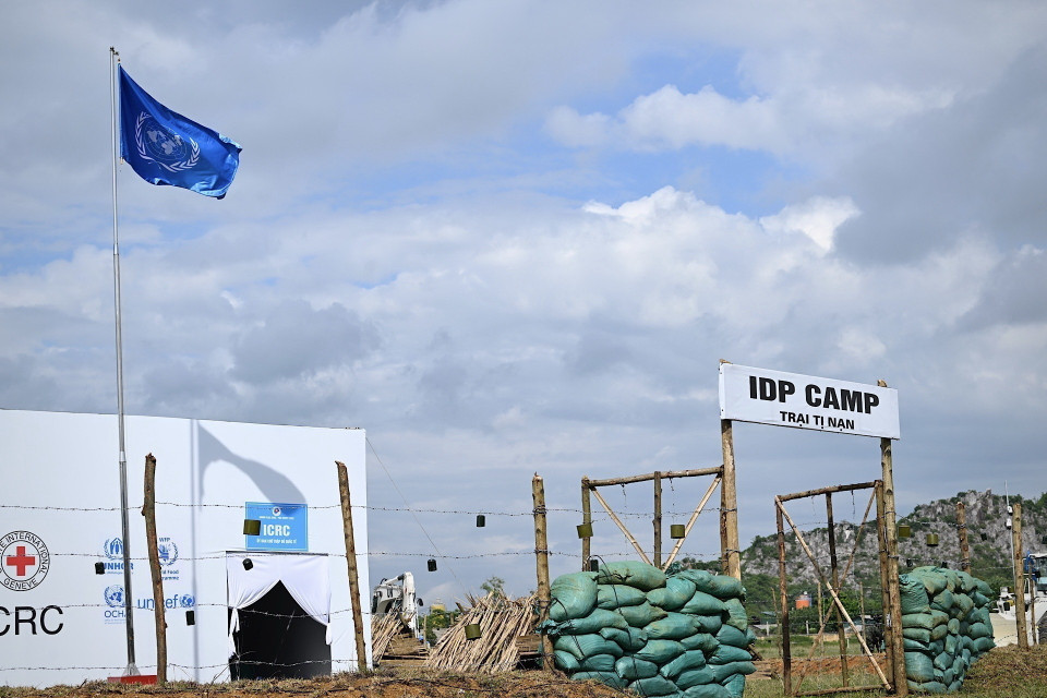 Trại tị nạn mà các sỹ quan công binh 'mũ nồi xanh' thực hiện nhiệm vụ rà phá bom mìn, vật nổ còn sót lại sau cuộc nội chiến. (Ảnh: TTXVN phát)