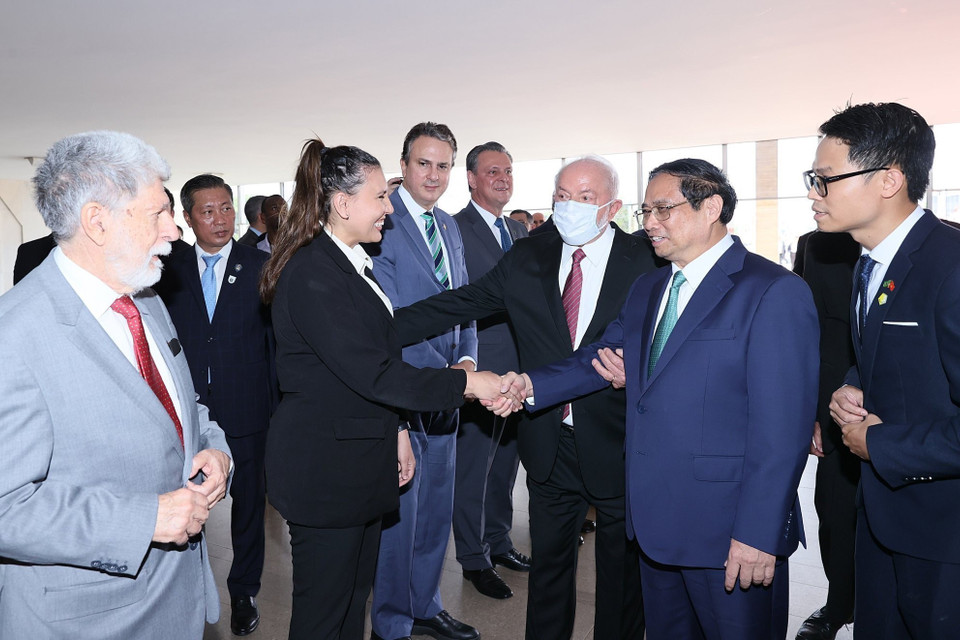Tổng thống Brazil Lula da Silva giới thiệu với Thủ tướng Phạm Minh Chính thành viên đoàn Brazil. (Ảnh: Dương Giang/TTXVN)