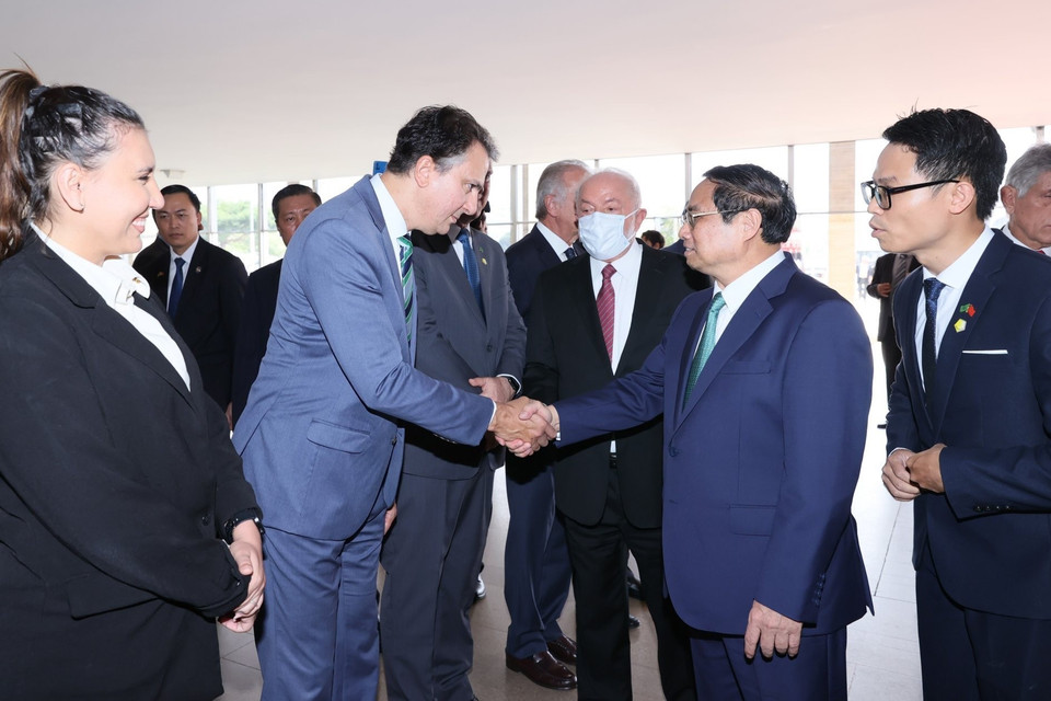 Tổng thống Brazil Lula da Silva giới thiệu với Thủ tướng Phạm Minh Chính thành viên đoàn Brazil. (Ảnh: Dương Giang/TTXVN)