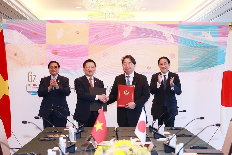 Thủ tướng Phạm Minh Chính và Thủ tướng Nhật Bản Fumio Kishida chứng kiến trao đổi văn kiện ký kết các văn bản hợp tác ODA thế hệ mới giữa Bộ trưởng Bộ Tài chính Hồ Đức Phớc và Bộ trưởng Ngoại giao Nhật Bản. (Ảnh: Dương Giang/TTXVN)