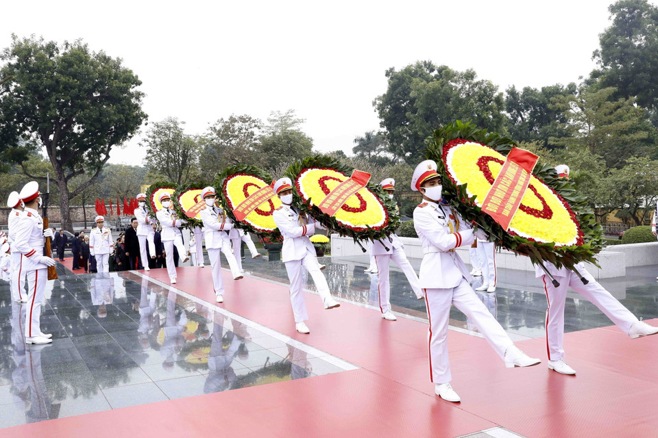 Sáng 18/1, Đoàn đại biểu lãnh đạo, nguyên lãnh đạo Đảng, Nhà nước, Ủy ban Trung ương Mặt trận Tổ quốc Việt Nam cùng đại diện các bộ, ban, ngành Trung ương và thành phố Hà Nội đến đặt vòng hoa và dâng hương tại Đài tưởng niệm các Anh hùng liệt sỹ, đường Bắc Sơn, Ba Đình, Hà Nội. (Ảnh: An Đăng/TTXVN)