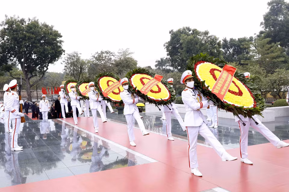 Sáng 18/1, Đoàn đại biểu lãnh đạo, nguyên lãnh đạo Đảng, Nhà nước, Ủy ban Trung ương Mặt trận Tổ quốc Việt Nam cùng đại diện các bộ, ban, ngành Trung ương và thành phố Hà Nội đến đặt vòng hoa và dâng hương tại Đài tưởng niệm các Anh hùng liệt sỹ, đường Bắc Sơn, Ba Đình, Hà Nội. (Ảnh: An Đăng/TTXVN)