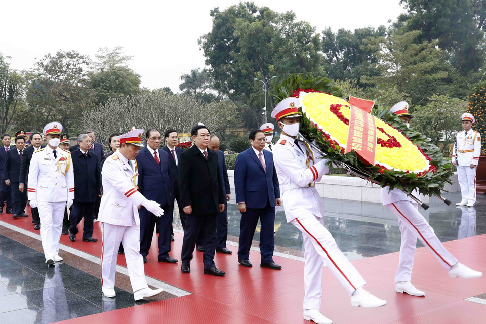 Lãnh đạo Đảng, Nhà nước dâng hương tưởng niệm các Anh hùng liệt sỹ. (Ảnh: An Đăng/TTXVN)