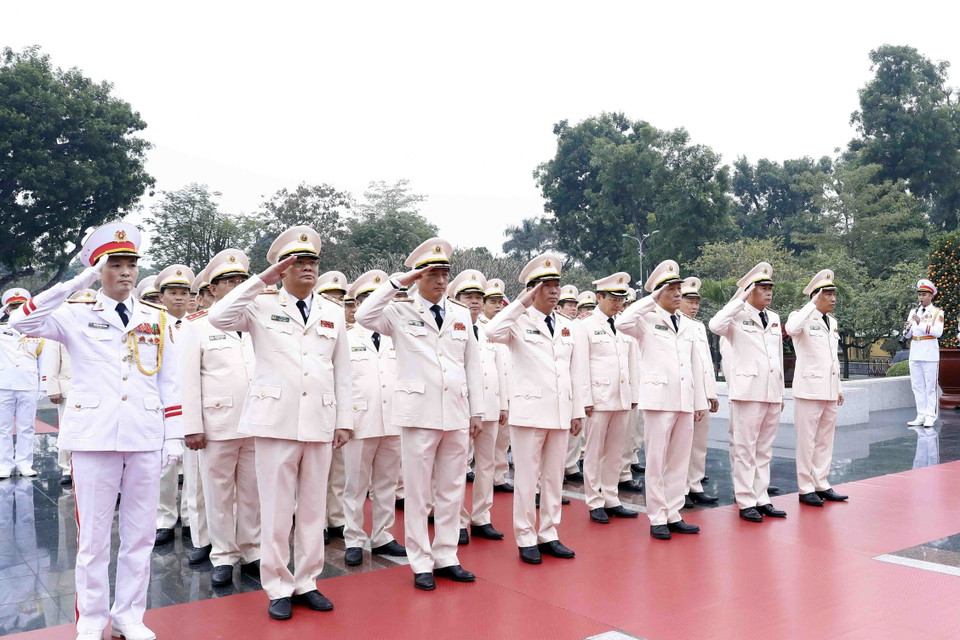 Đoàn đại biểu Đảng ủy Công an Trung ương và Bộ Công an tưởng niệm các Anh hùng liệt sỹ. (Ảnh: An Đăng/TTXVN)