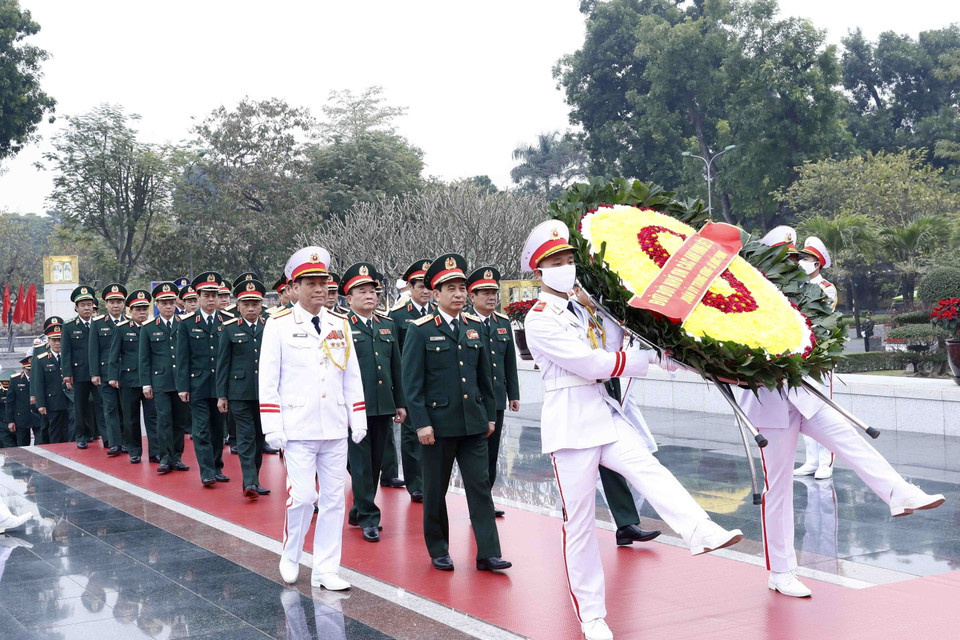 Đoàn đại biểu Quân ủy Trung ương-Bộ Quốc phòng đặt vòng hoa tưởng niệm các Anh hùng liệt sỹ. (Ảnh: An Đăng/TTXVN)