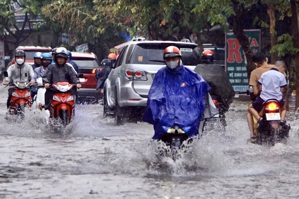 Nước ngập khá sâu trên đường Nguyễn Văn Khối, quận Gò Vấp. (Ảnh: Hồng Giang/TTXVN)