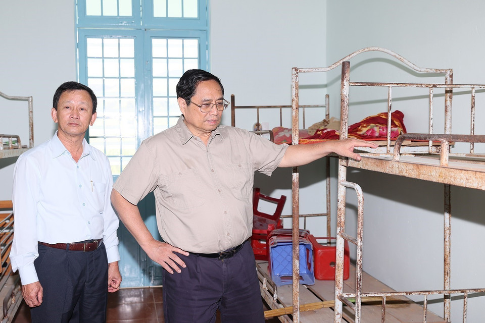 Thủ tướng Phạm Minh Chính kiểm tra cơ sở vật chất Trường Phổ thông Dân tộc Nội trú huyện Tu Mơ Rông, tỉnh Kon Tum. (Ảnh: Dương Giang/TTXVN)